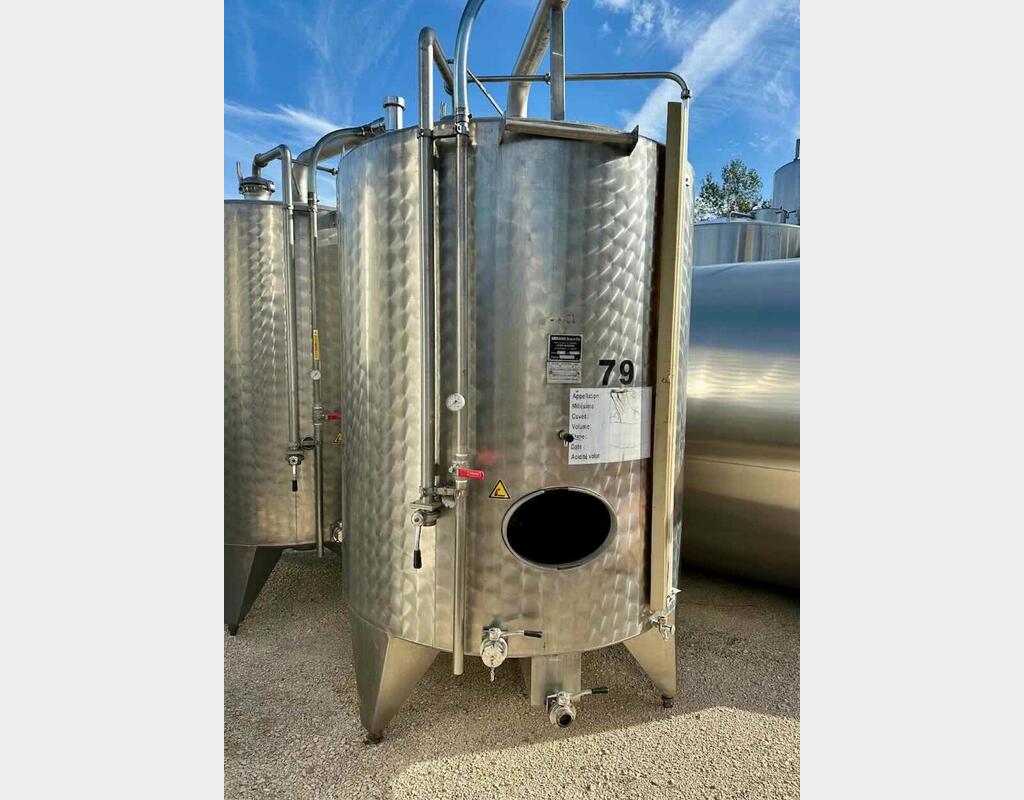 Cuve inox - Finition extérieur bouchonné - Fond plat sur pieds