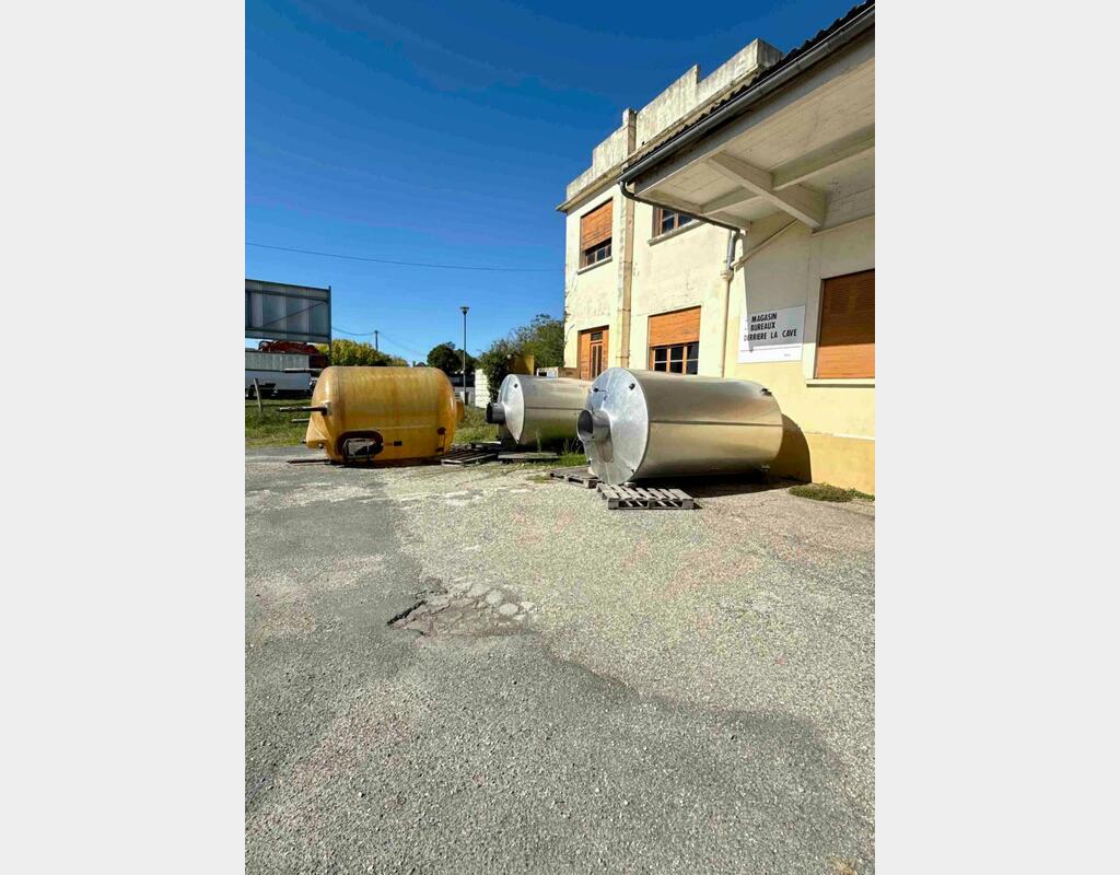 Fibreglass tank - Closed - On steel legs