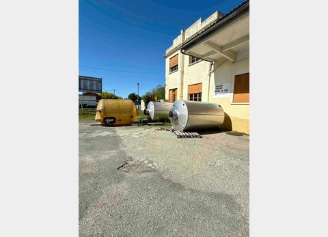 Fibreglass tank - Closed - On steel legs