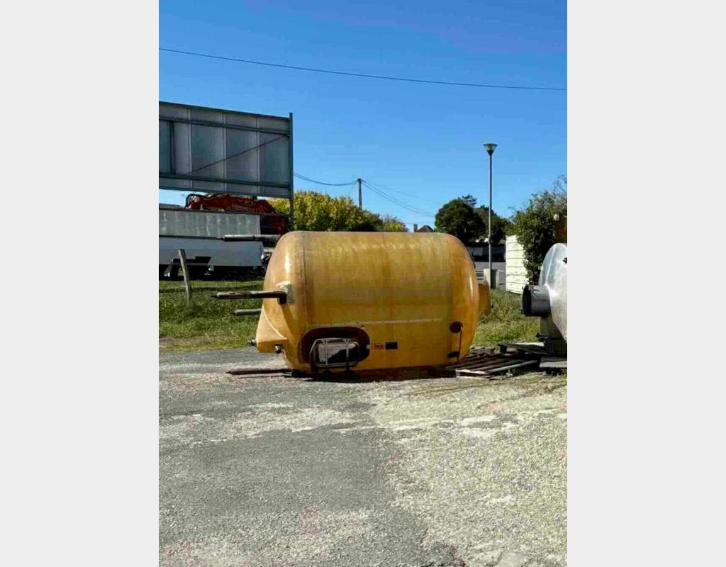Fibreglass tank - Closed - On steel legs