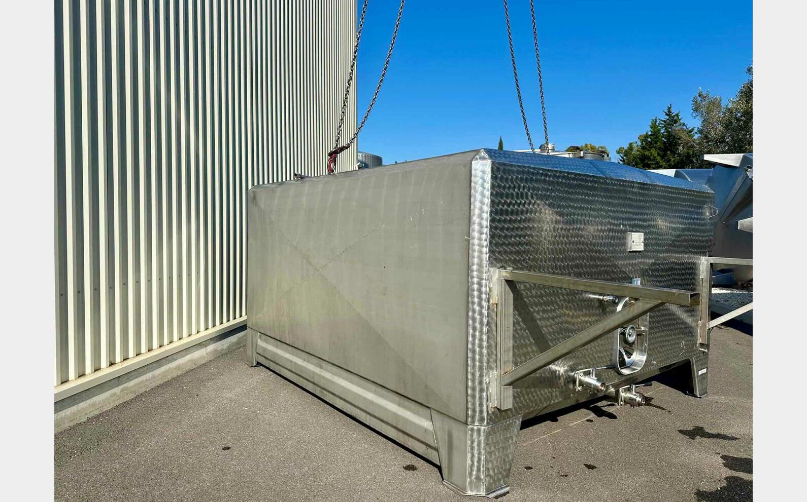 304 stainless steel tank - Stackable 90 HL (9,000 litres) 304 stainless steel tank - Stackable