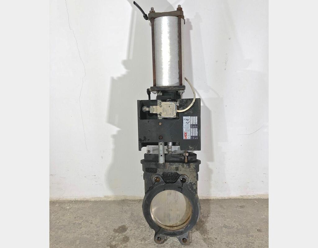 005590a