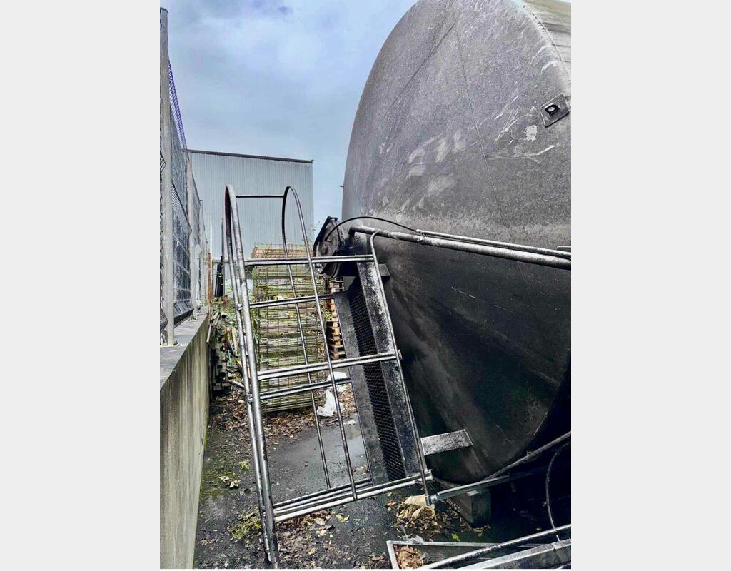 Cuve inox - Finition extérieur bouchonné - Fond plat Cuve inox - Finition extérieur bouchonné - Fond plat