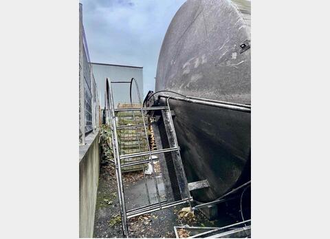 Stainless steel tank - Brushed exterior finish - Flat bottom