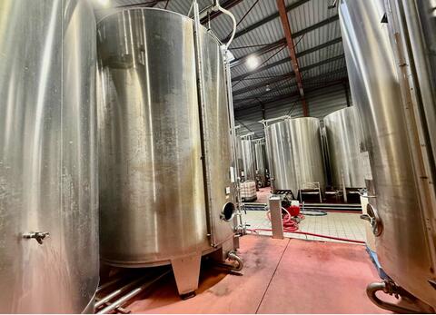 Stainless steel tank - Flat bottom on legs