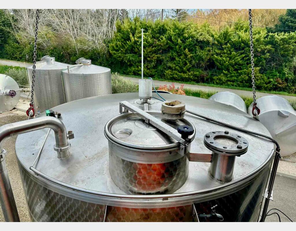 Temperature-controlled stainless steel tank - Self-draining - Conical bottom on legs