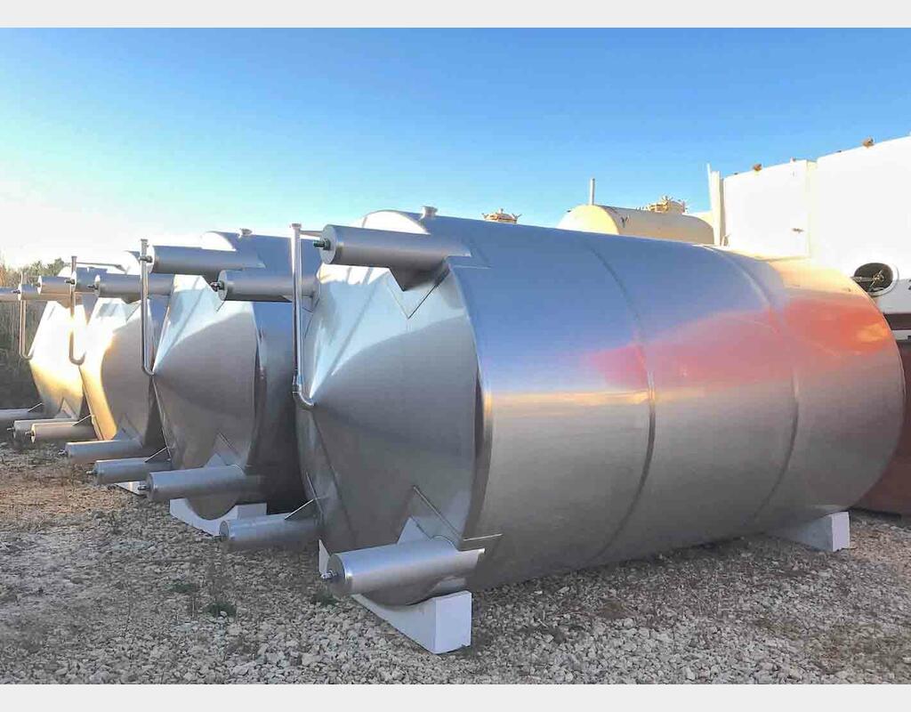 Cuve fermée sur pieds en INOX 304L - Volume : 20 600 litres