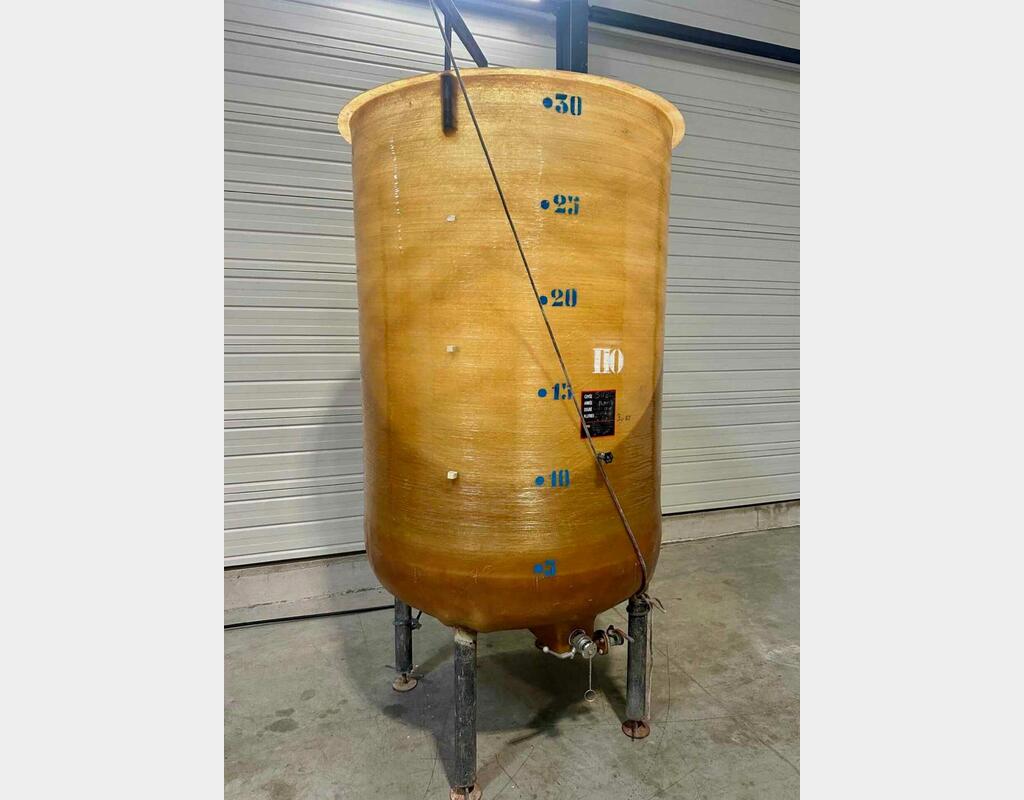 Fibreglass tank - On legs - Floating lid