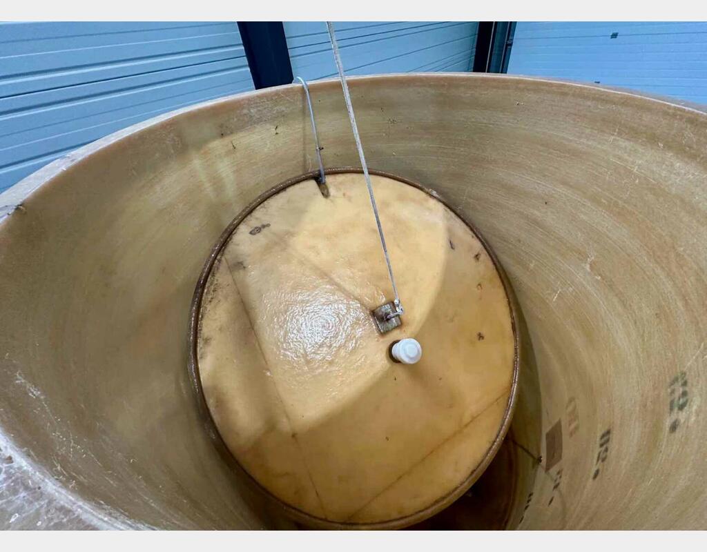 Fibreglass tank - On legs - Floating lid