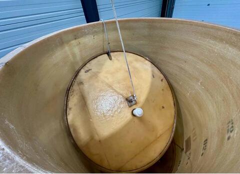 Fibreglass tank - On legs - Floating lid