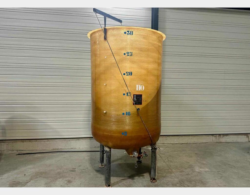 Fibreglass tank - On legs - Floating lid