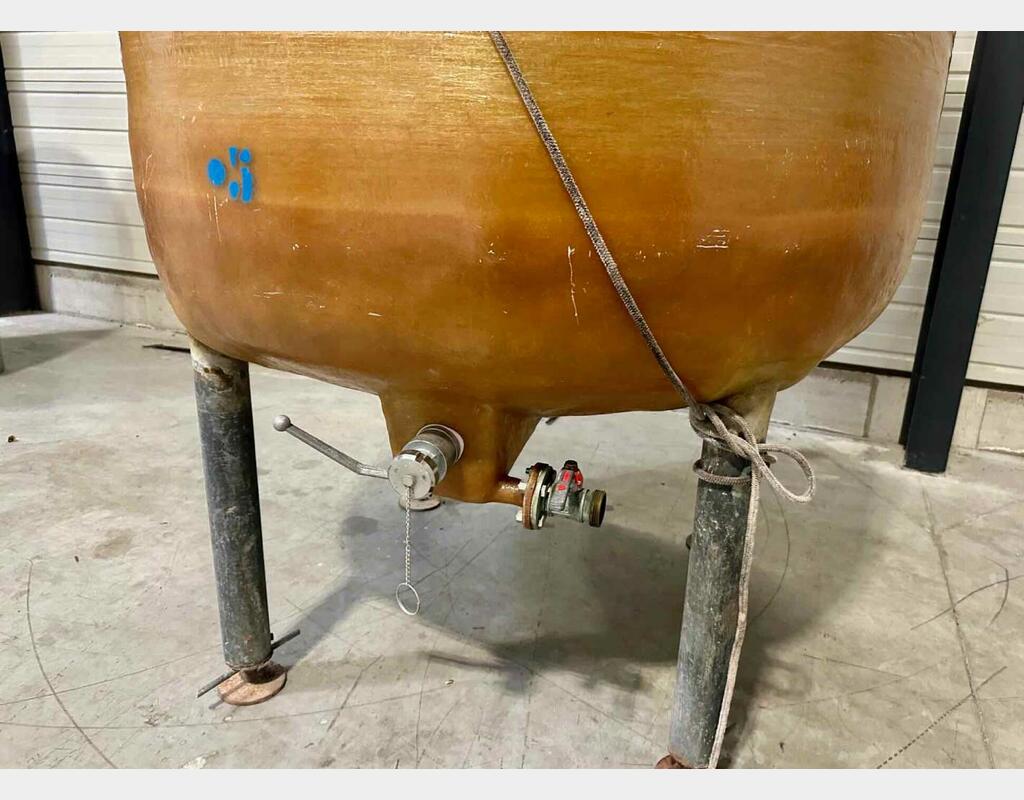 Fibreglass tank - On legs - Floating lid