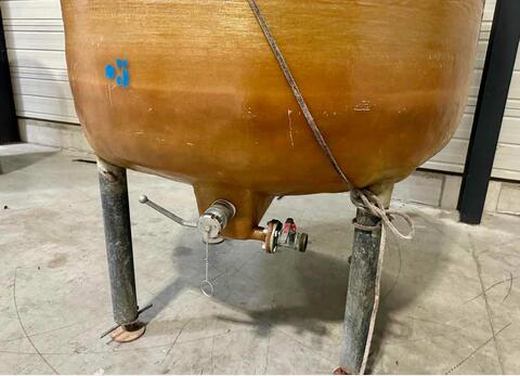 Fibreglass tank - On legs - Floating lid