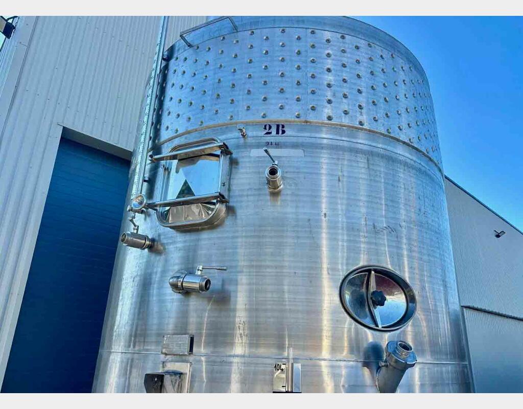 Temperature-controlled stainless steel tank - Conical bottom on compartmentalized base