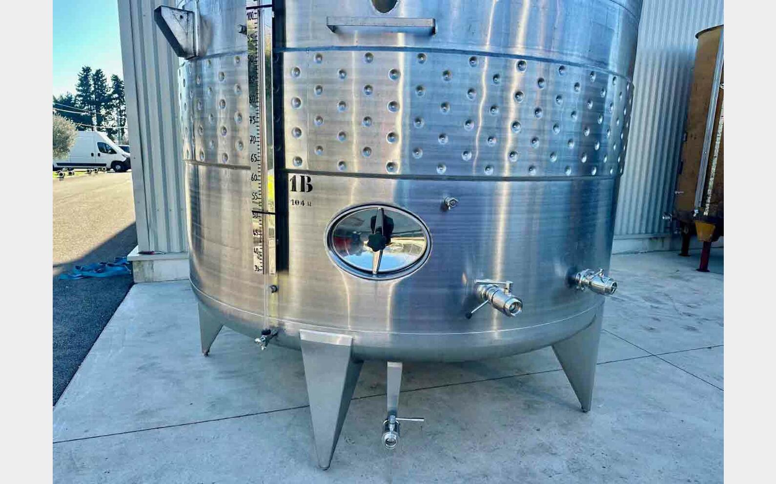 Ss tank - Temperature-controlled 94 + 104 = 198 HL (19,800 liters)
