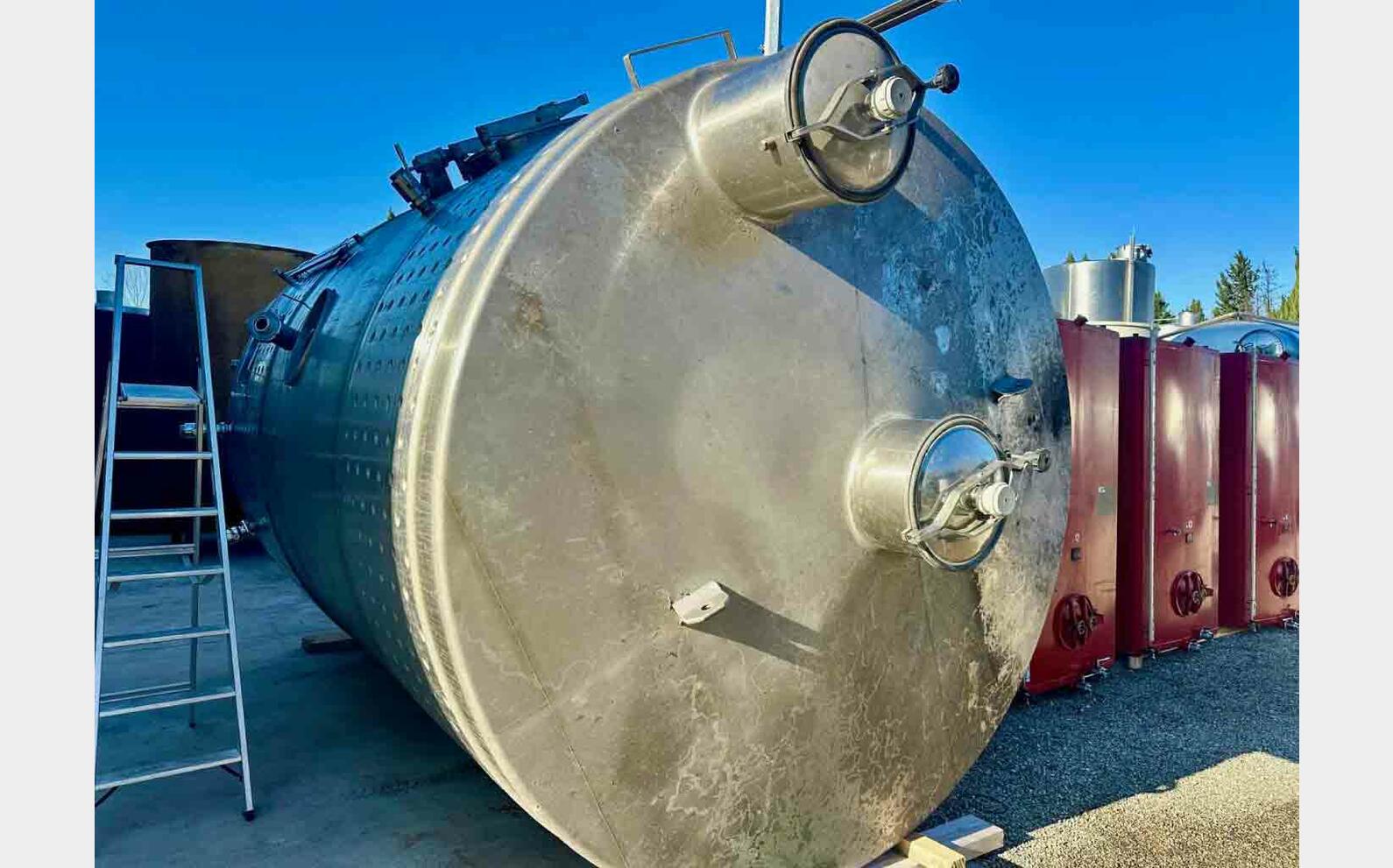 Ss tank - Temperature-controlled 94 + 104 = 198 HL (19,800 liters)