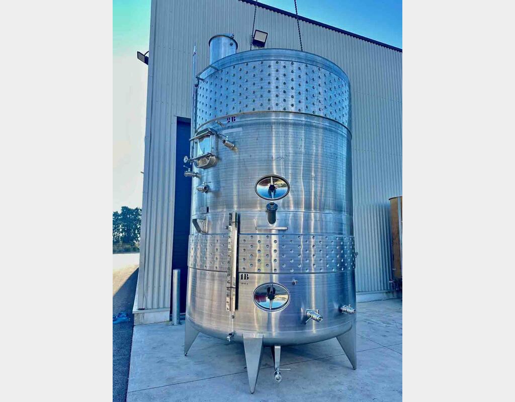 Temperature-controlled stainless steel tank - Conical bottom on compartmentalized base