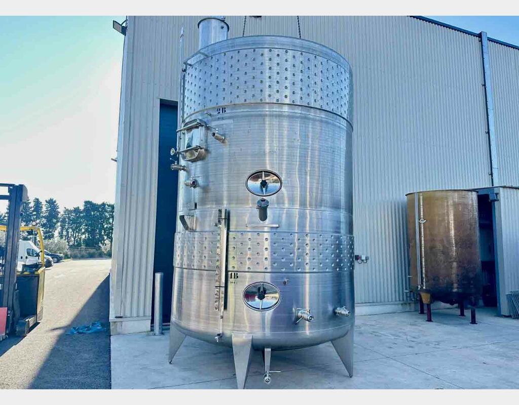 Ss tank - Temperature-controlled 94 + 104 = 198 HL (19,800 liters)