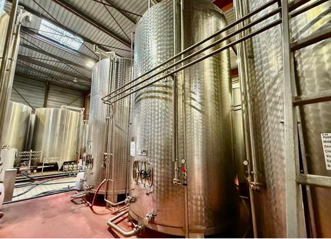 Stainless steel tank - Flat bottom on legs