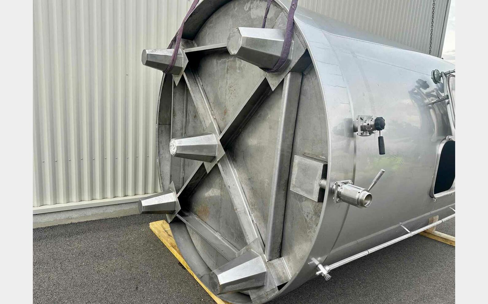 Ss tank - Flat bottom on legs 120 HL (12,000 litres) LAGOUARDE