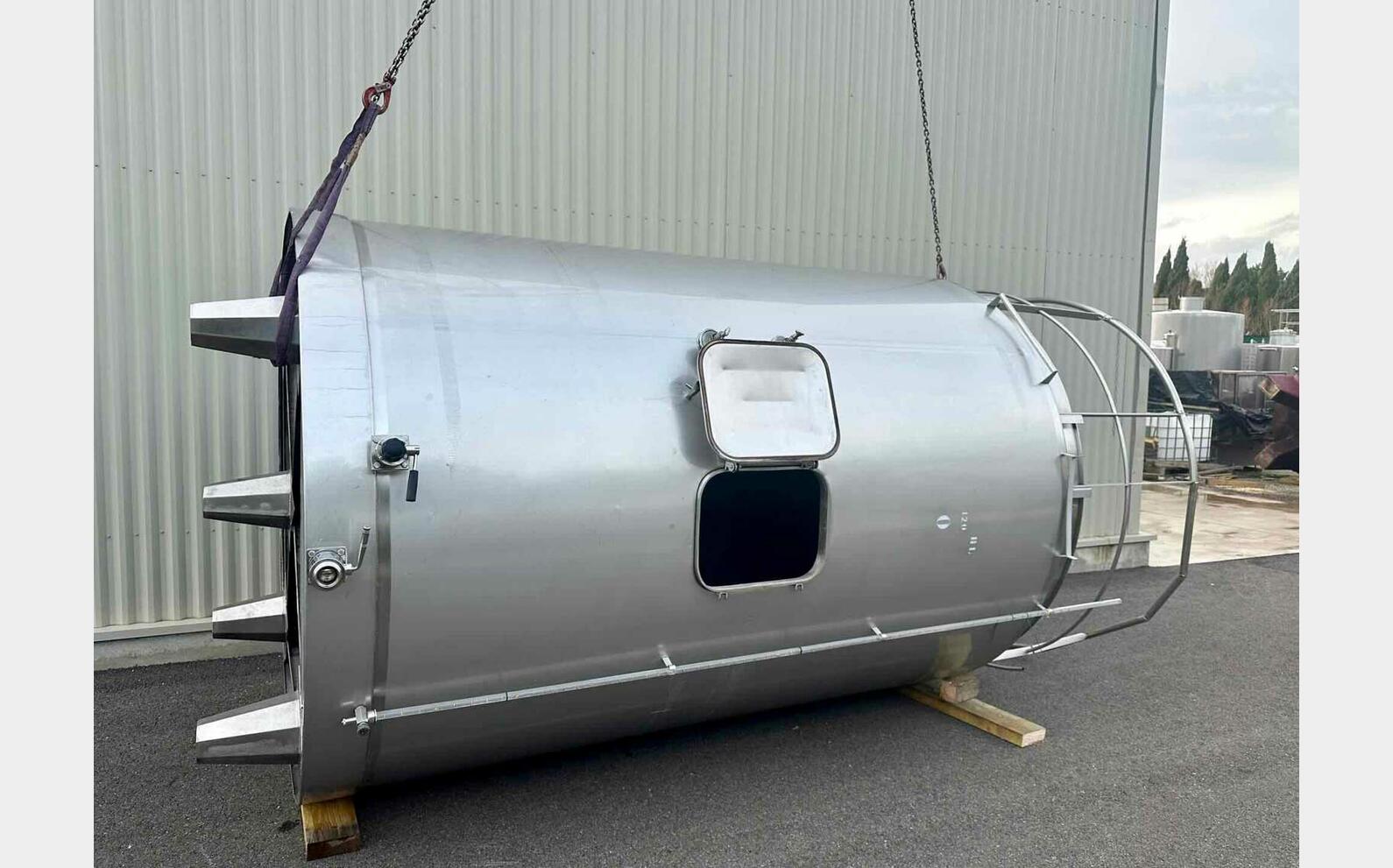 Ss tank - Flat bottom on legs 120 HL (12,000 litres) LAGOUARDE