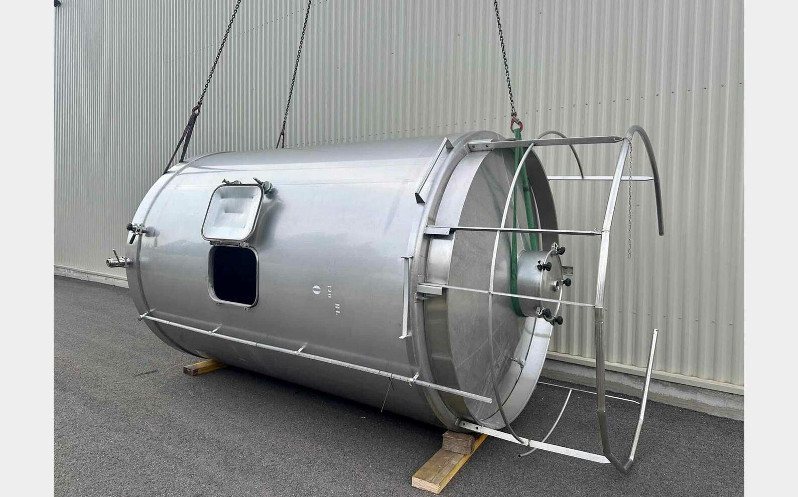 Ss tank - Flat bottom on legs 120 HL (12,000 litres) LAGOUARDE