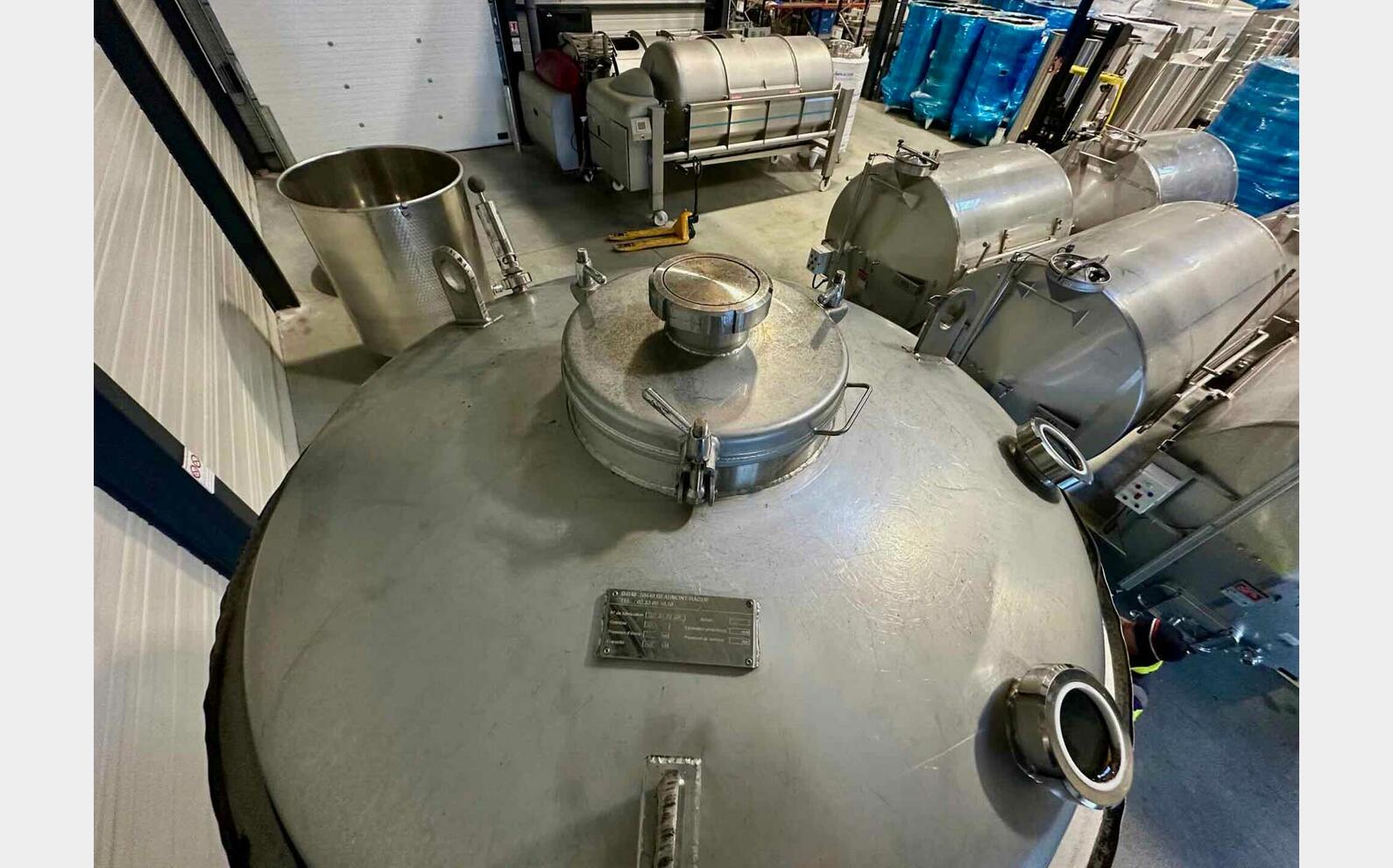 Stainless steel tank on legs