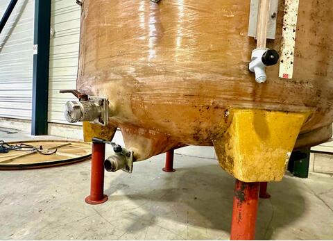 Fibreglass tank - On legs - Floating lid