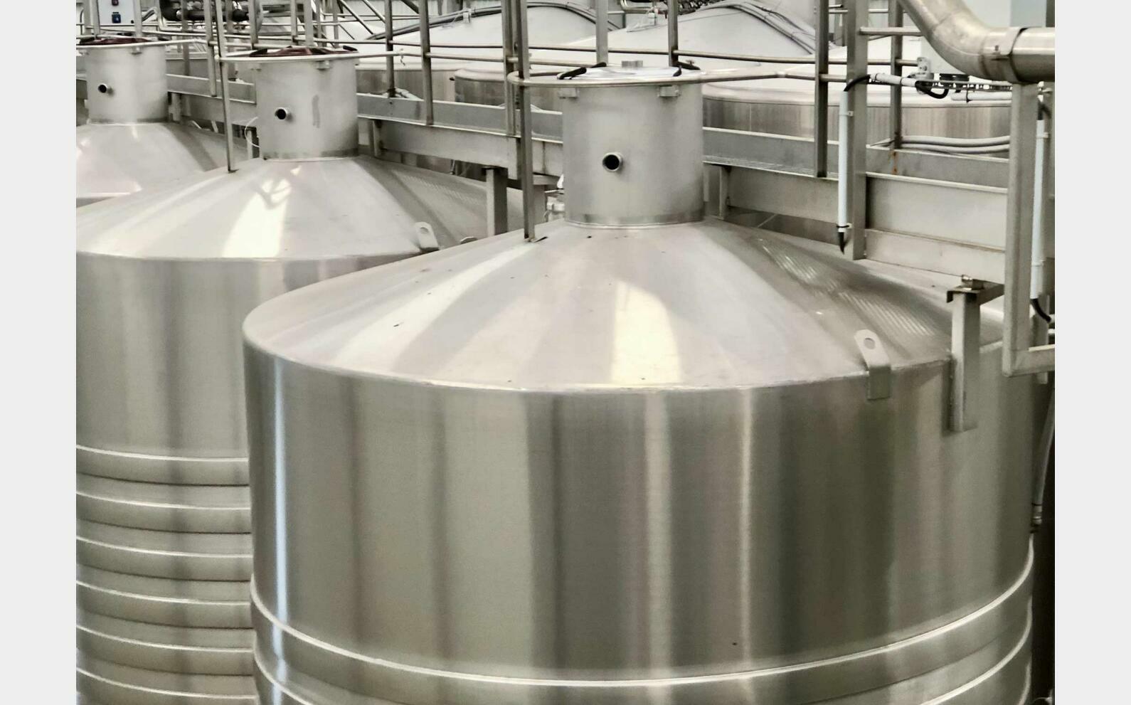 Cuve inox 304 thermor&eacute;gul&eacute; sur pieds 245 HL (24 500 litres) PIERRE GUERIN