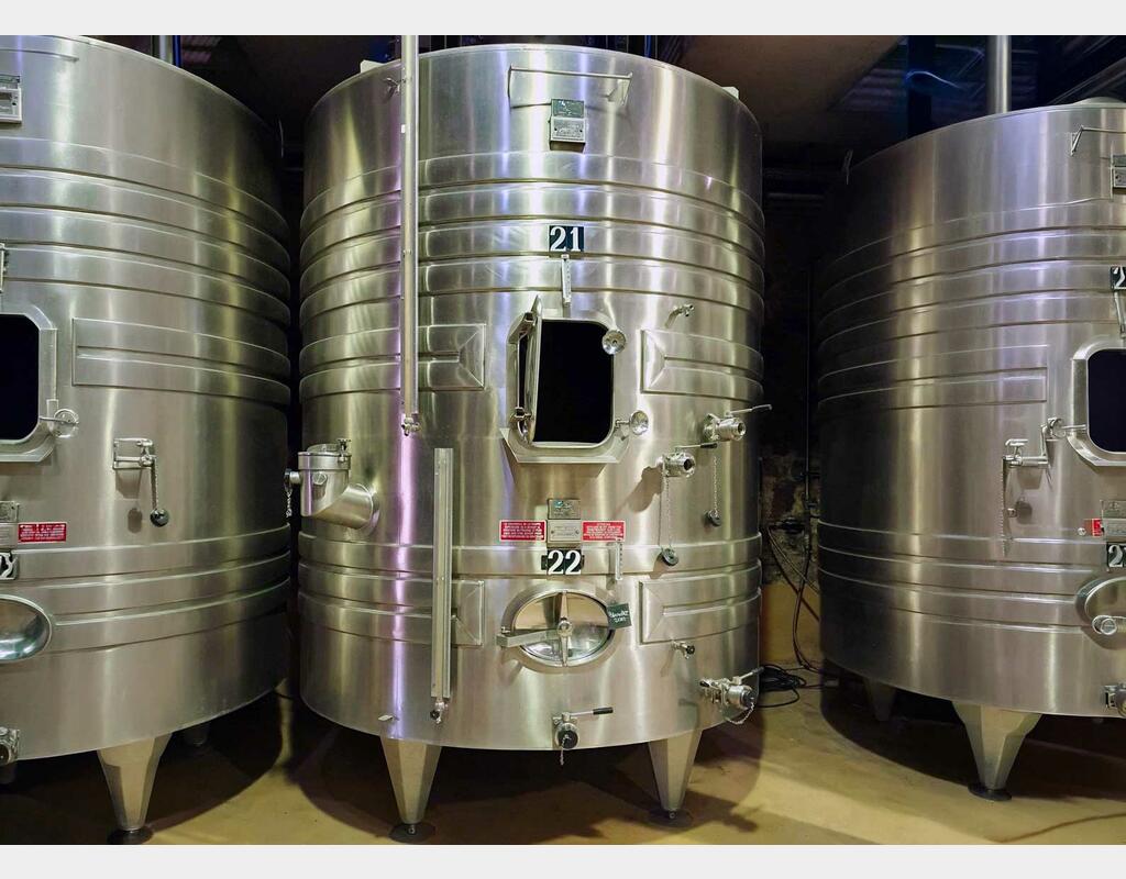 Cuve inox 304L thermor&eacute;gul&eacute;e - Fond plat inclin&eacute; sur pied compartiment&eacute;