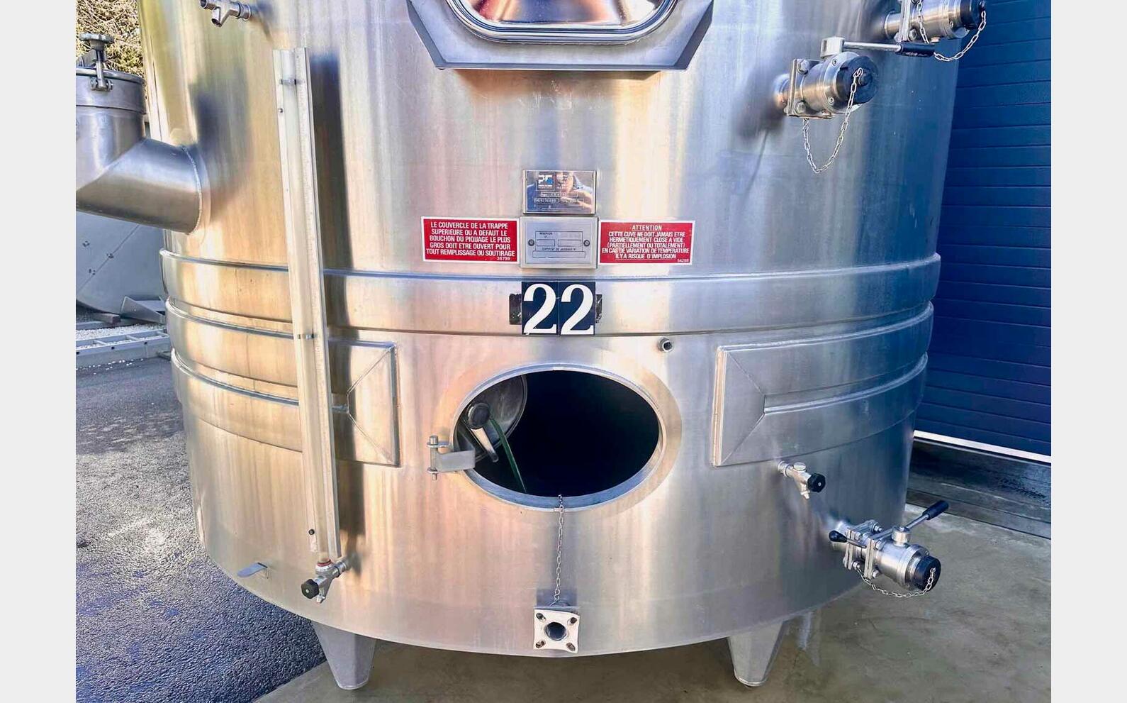 Temperature-controlled 316L stainless steel tank 91 hl + 47 hl = 138 hl (13 800 litres) PIERRE GUERIN