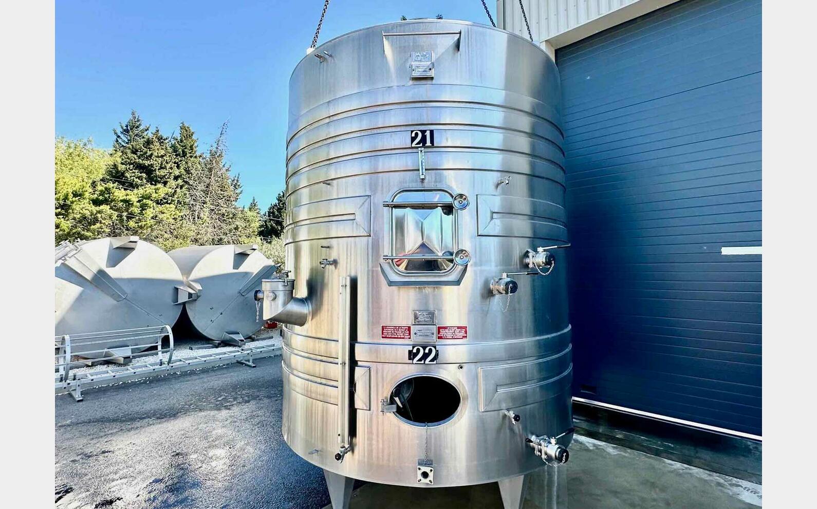 Temperature-controlled 316L stainless steel tank 91 hl + 47 hl = 138 hl (13 800 litres) PIERRE GUERIN