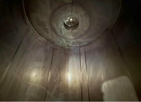 Cuve inox 304 fond plat incliné sur pied - Cuve alimentaire de stockage