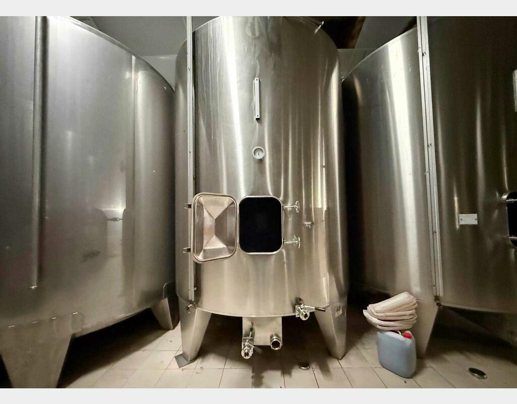 Stainless steel tank - Sloping base on legs 155 hl (15,500 litres) LEJEUNE