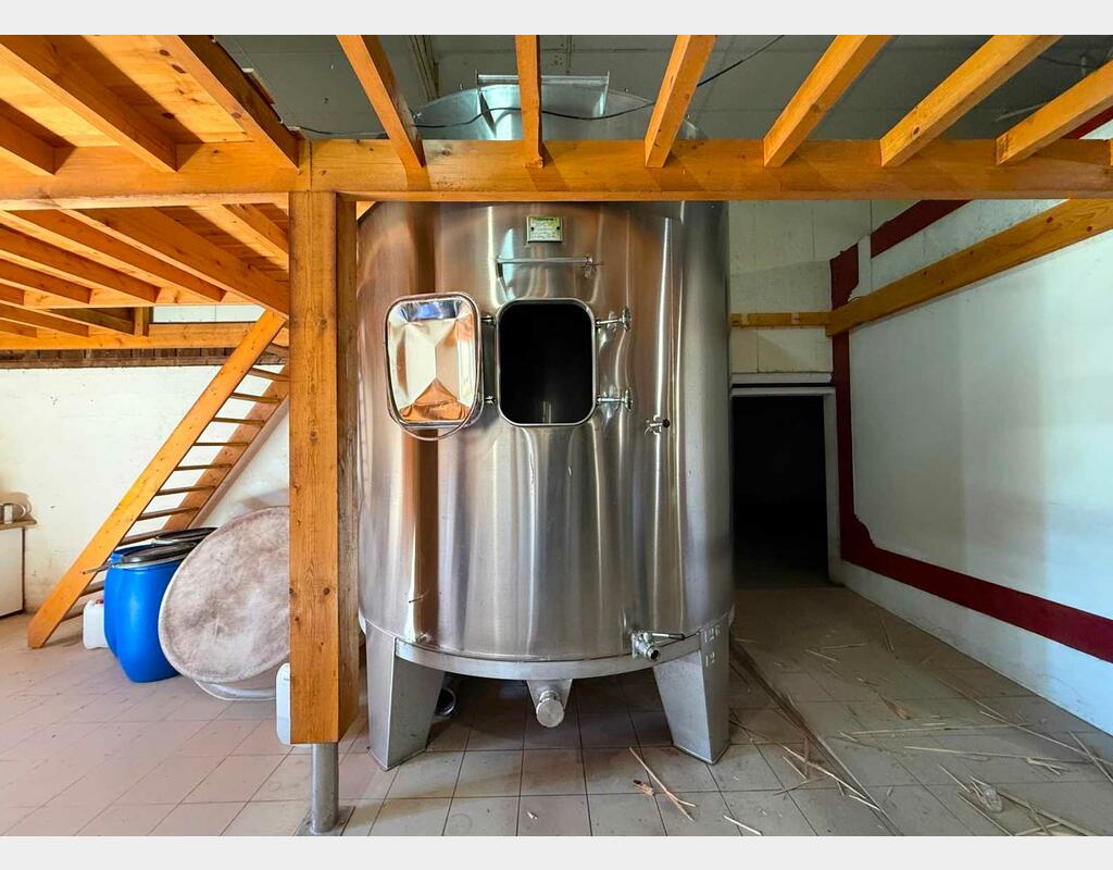 Stainless steel tank - Sloping base on legs 126 hl (12,600 litres) DABRIGEON