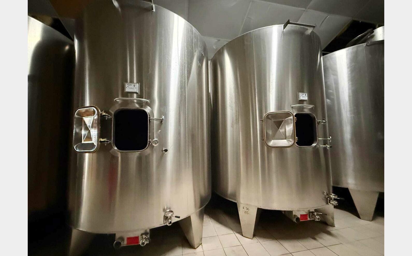 Stainless steel tank - Conical bottom with manhole 155 hl (15,500 litres) RURALINOX