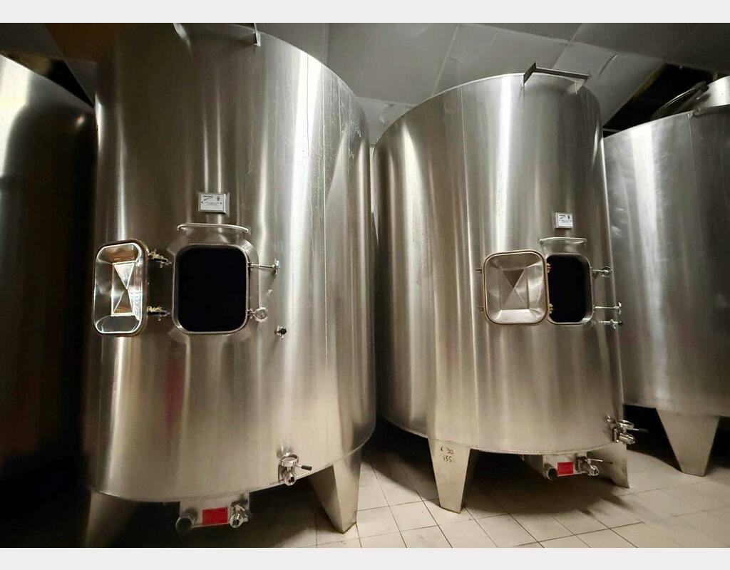 Stainless steel tank - Conical bottom with manhole 155 hl (15,500 litres) RURALINOX