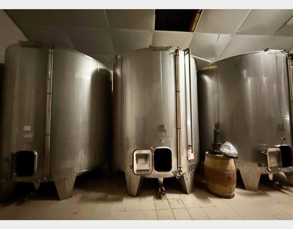 Stainless steel tank with a conical base on legs 208 HL (20,800 litres) ALBRIGI