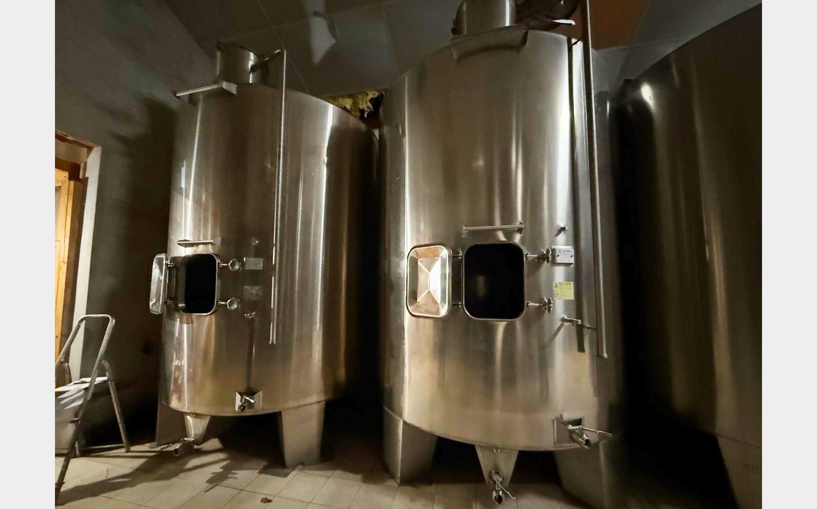 Stainless steel tank - Sloping base on legs 155 hl (15,500 litres) DABRIGEON