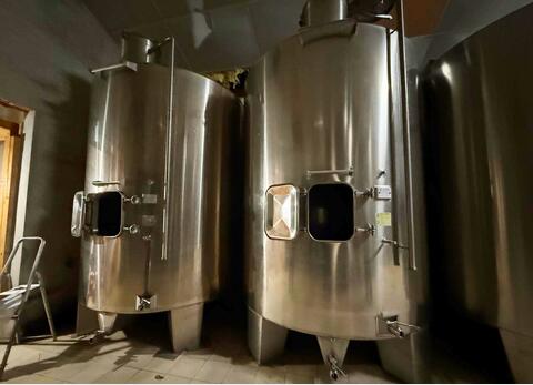 Stainless steel tank - Sloping base on legs 155 hl (15,500 litres) DABRIGEON