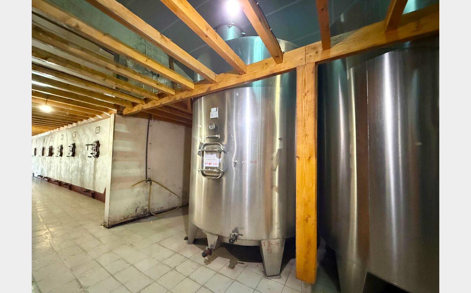 Stainless steel tank - Sloping base on legs 165 HL (16,500 litres) CTM