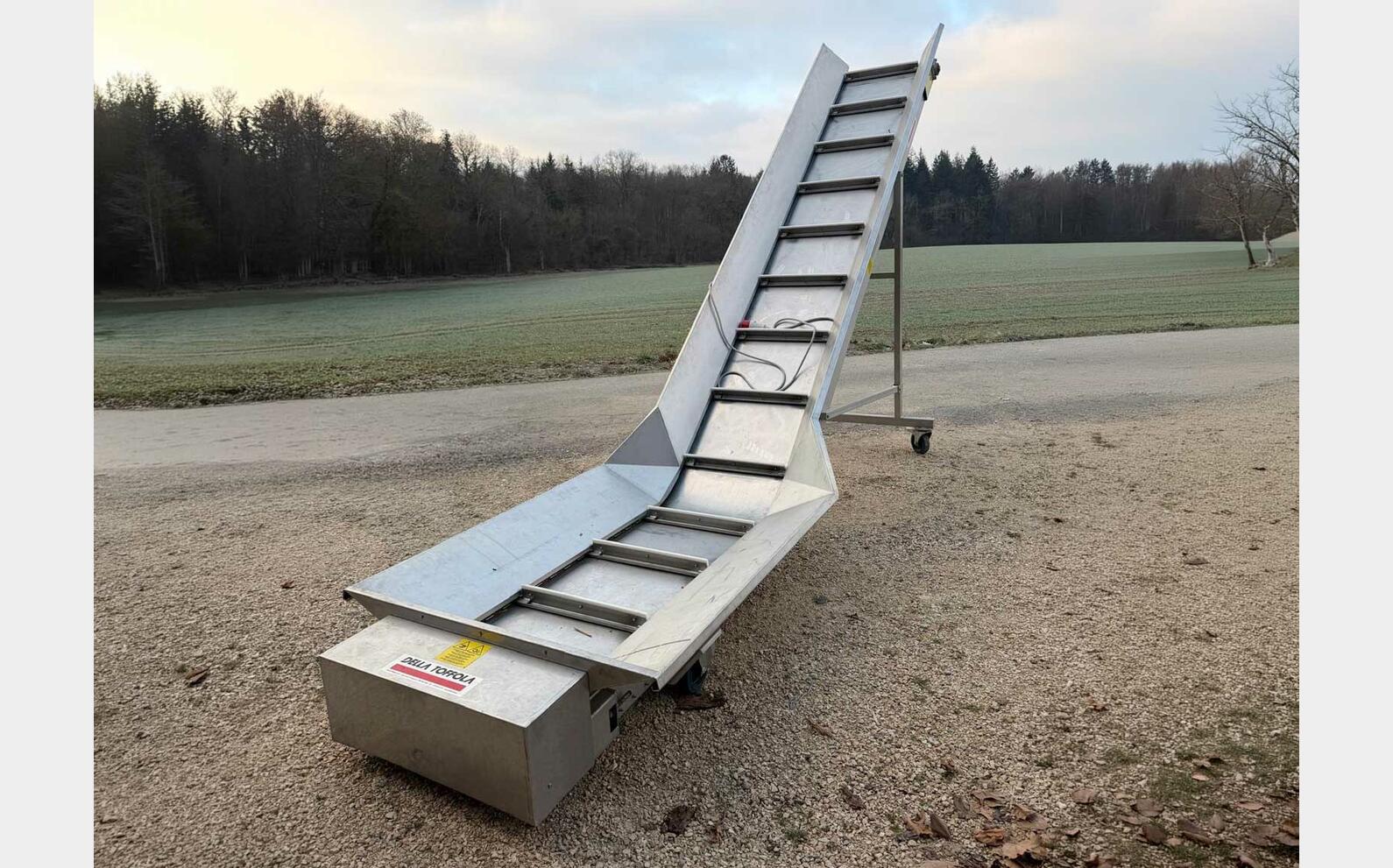 Convoyeur inox 304 incliné - Année 2013 - Redler élévateur à tasseaux