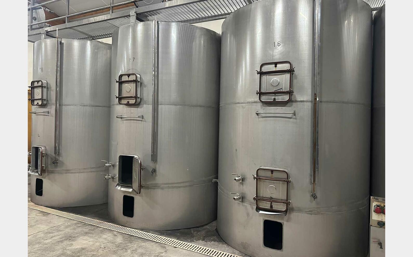 304 stainless steel tank with sloping base and skirt 150 HL (15,000 litres)