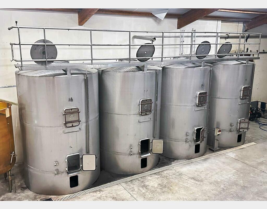 Cuve inox 304 fond inclin&eacute; sur jupe - Cuve alimentaire de stockage