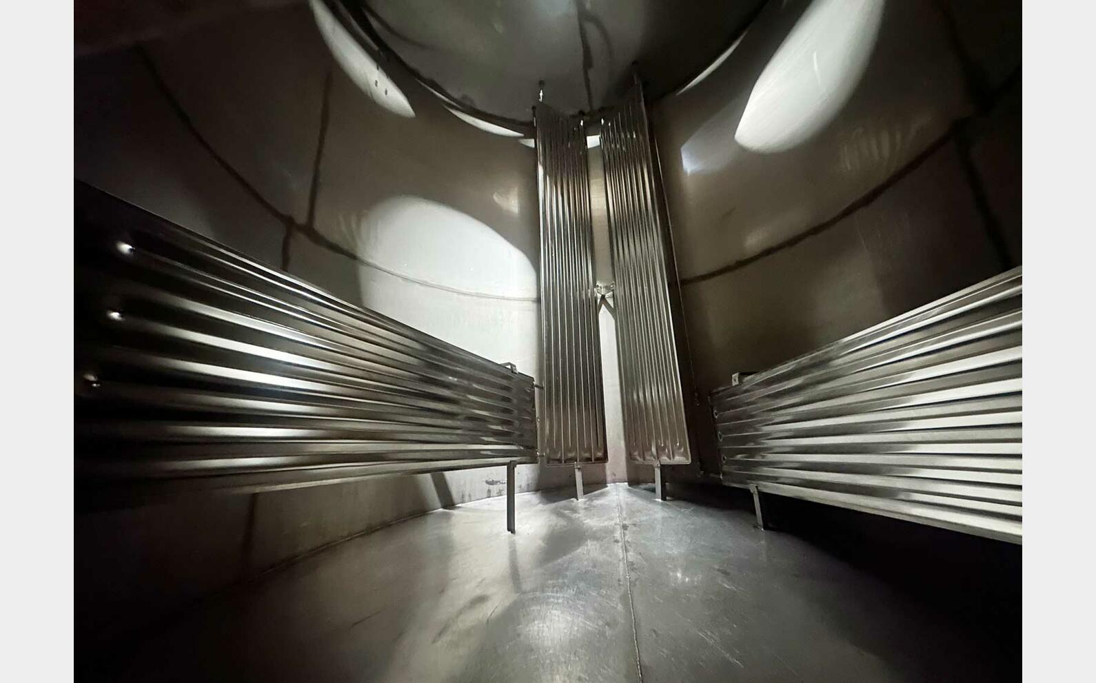 304 stainless steel tank with sloping base and skirt 150 HL (15,000 litres)