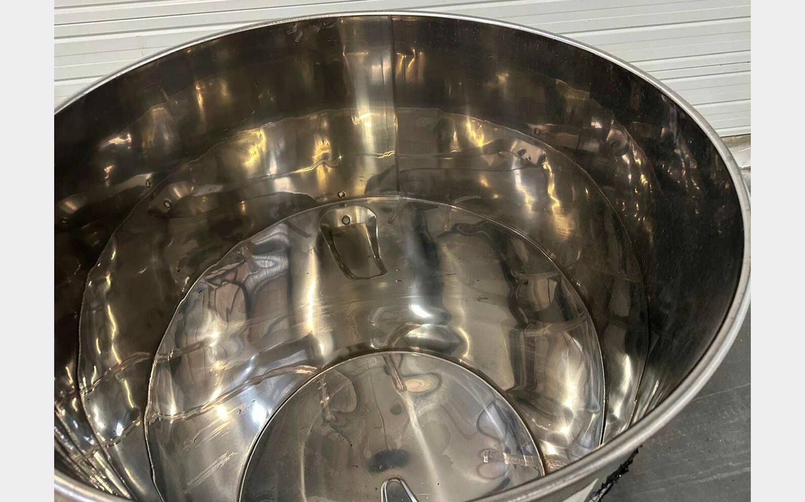 Cuve inox 304 fond bomb&eacute; sur pieds 9.58 HL (958 litres) ARSILAC