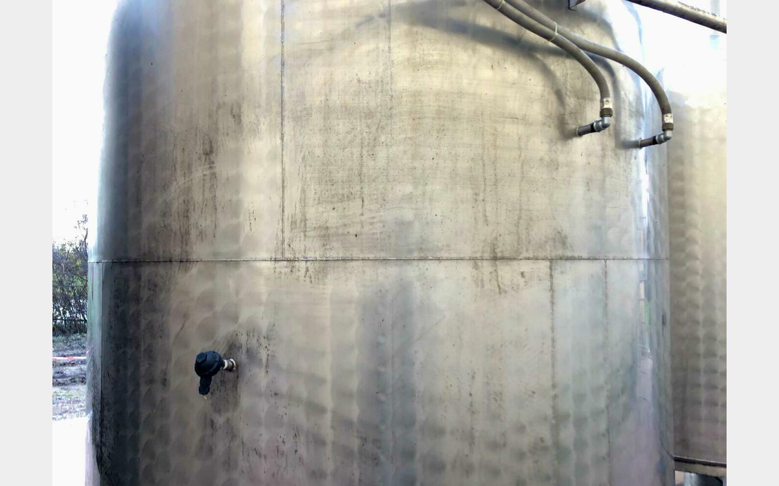 304 stainless steel tank with a conical base on legs 109 HL (10,900 litres)