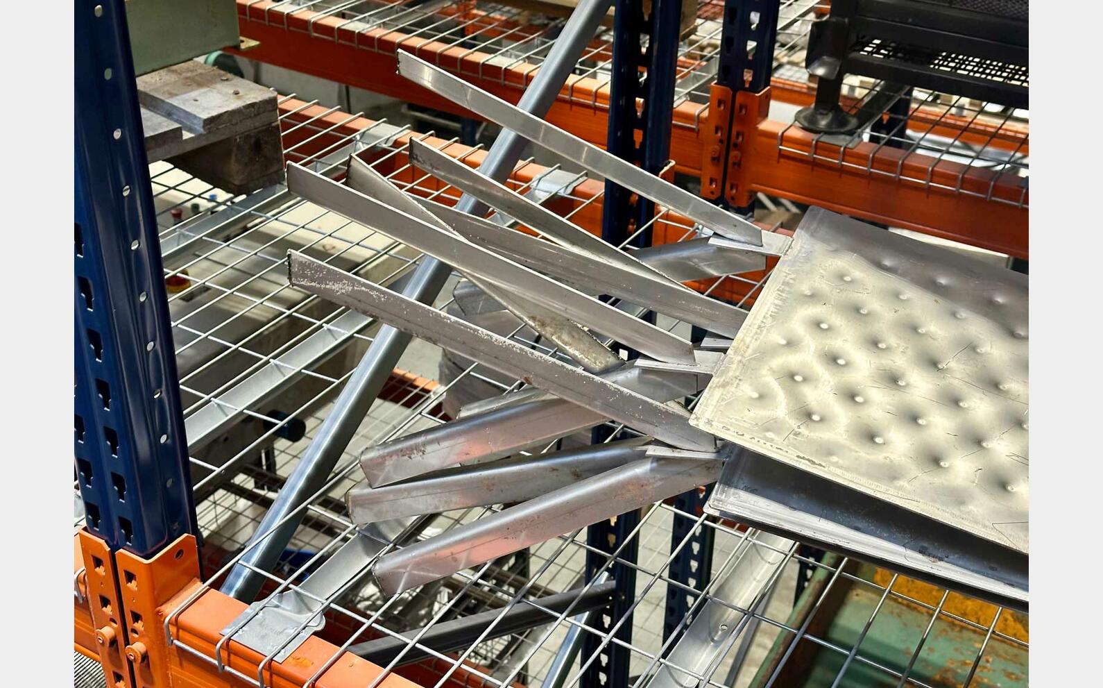 Stainless steel honeycomb flag for welding