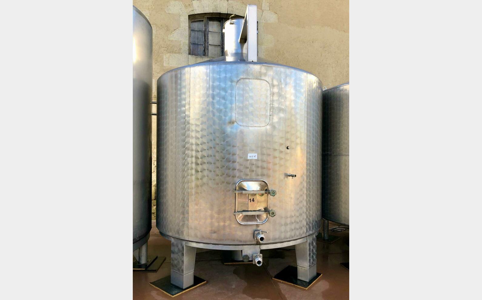 304 stainless steel tank with a conical base on legs 109 HL (10,900 litres)
