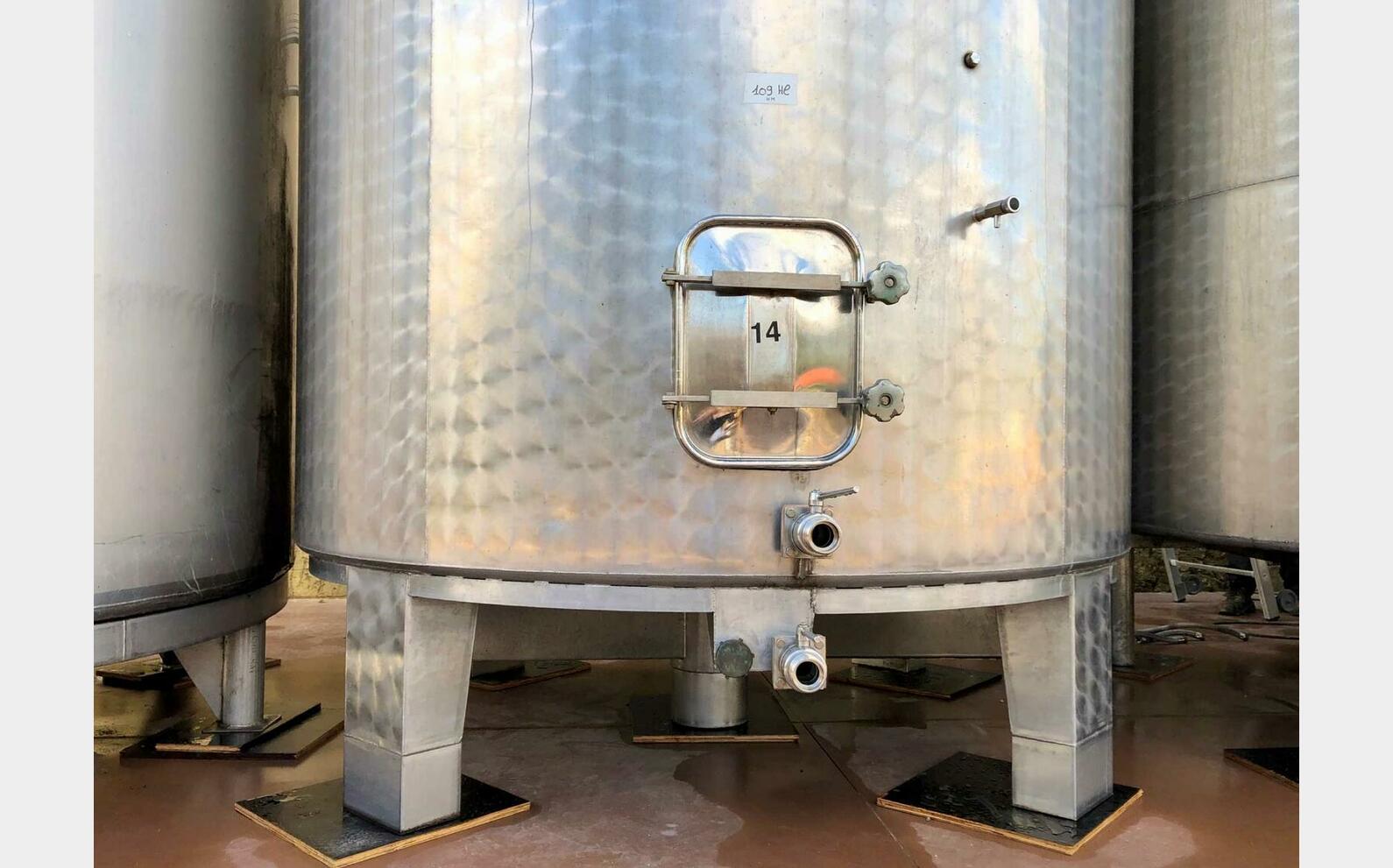304 stainless steel tank with a conical base on legs 109 HL (10,900 litres)